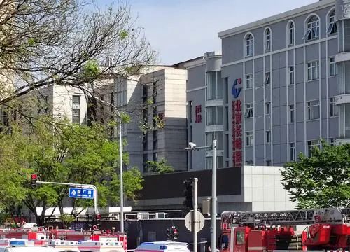 4月18日拍攝的北京長峰醫院救援現場。新華社記者 張晨霖 攝