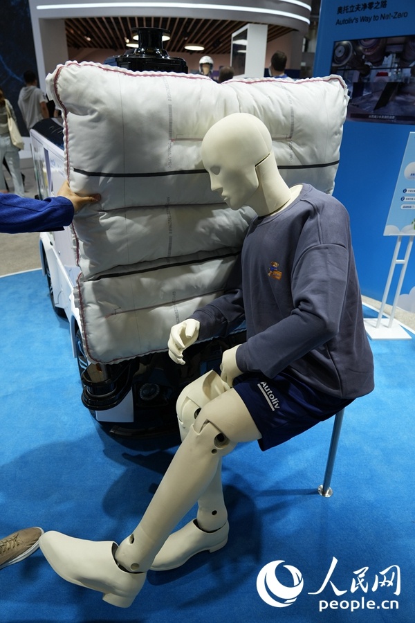 “外部安全气囊”“激光雷达”…… 众多新技术亮相上海车展