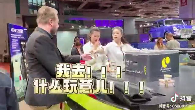 车展上宝马mini不给中国人冰淇淋的视频