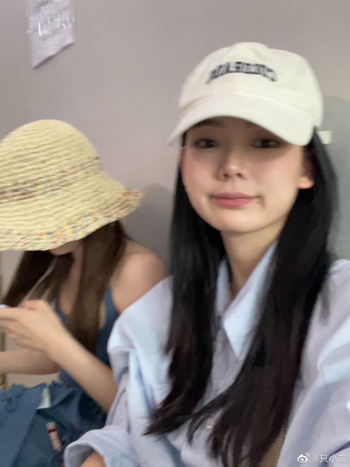 穿蓝衬衫假装<a href=