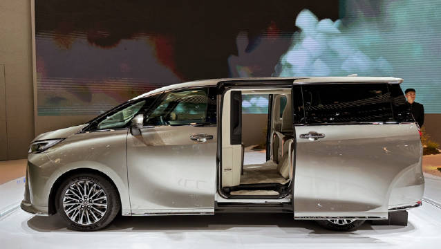 看来大家对雷克萨斯LM500h的兴致挺高（虽说有褒有贬）……