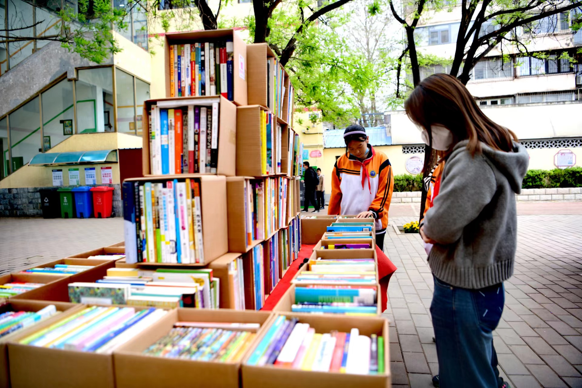 座椅屋顶操场边，北京首所碳中和试点校处处藏“玄机”