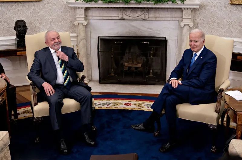  2月，美國總統拜登在白宮橢圓形辦公室會見巴西總統盧拉。