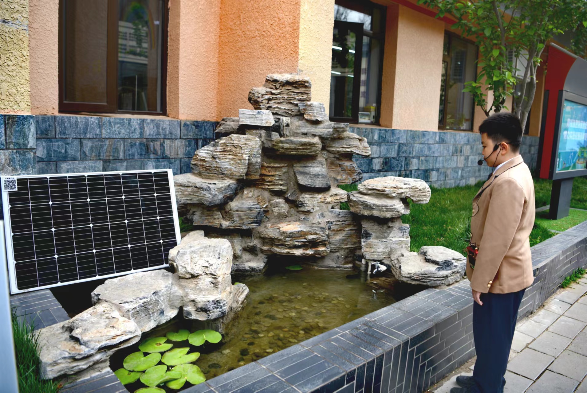 座椅屋顶操场边，北京首所碳中和试点校处处藏“玄机”