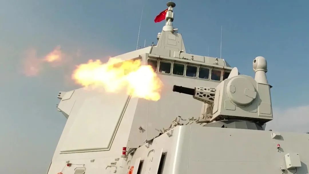 发射近程防空导弹 055大驱无锡舰 张枭 摄
