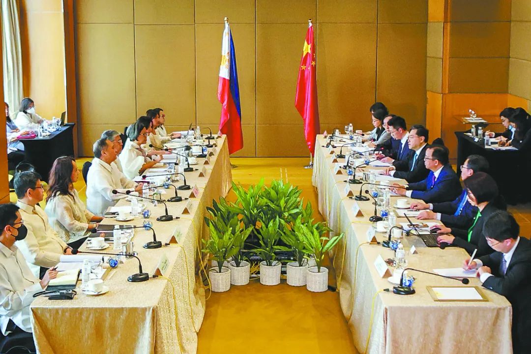 4月22日，應邀對菲律賓進行正式訪問的中國國務委員兼外交部長秦剛與菲律賓外長馬納羅舉行會談。圖源：外媒