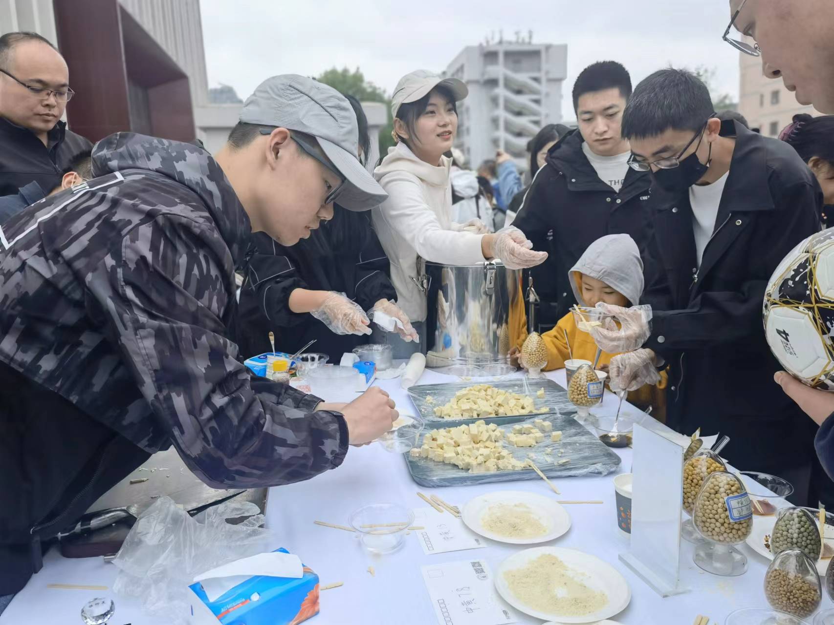 作科所的农科市集上，各种粮食作物和加工产品吸引了众多参观者。新京报记者 周怀宗 摄