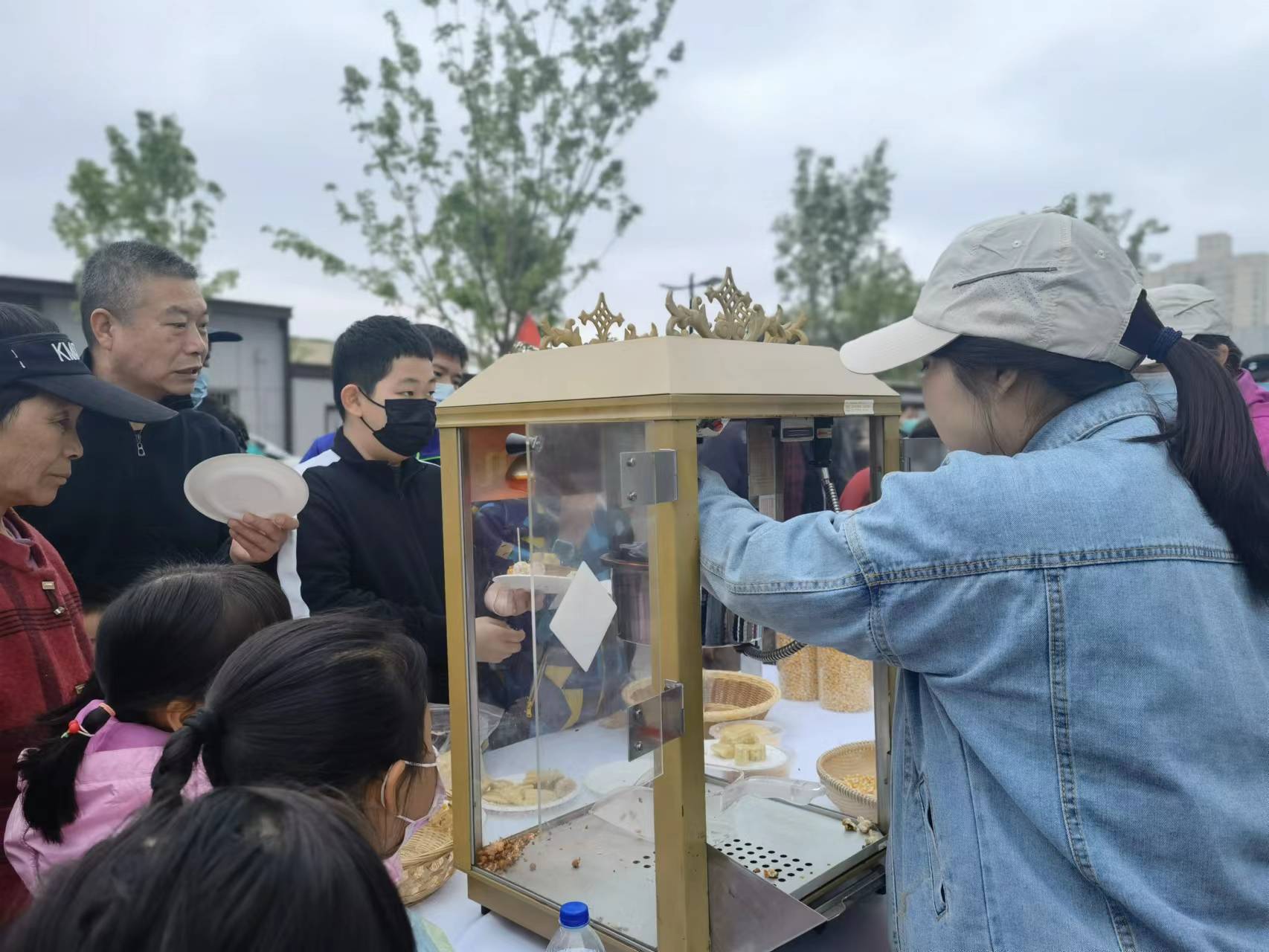 作科所的农科市集上，科研人员现场制作爆米花。新京报记者 周怀宗 摄