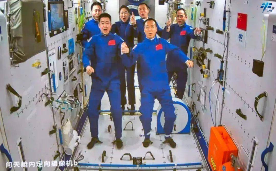 △中國人在自己的“太空家園”首次“太空會師”，留下了一張足以載入史冊的太空合影。
