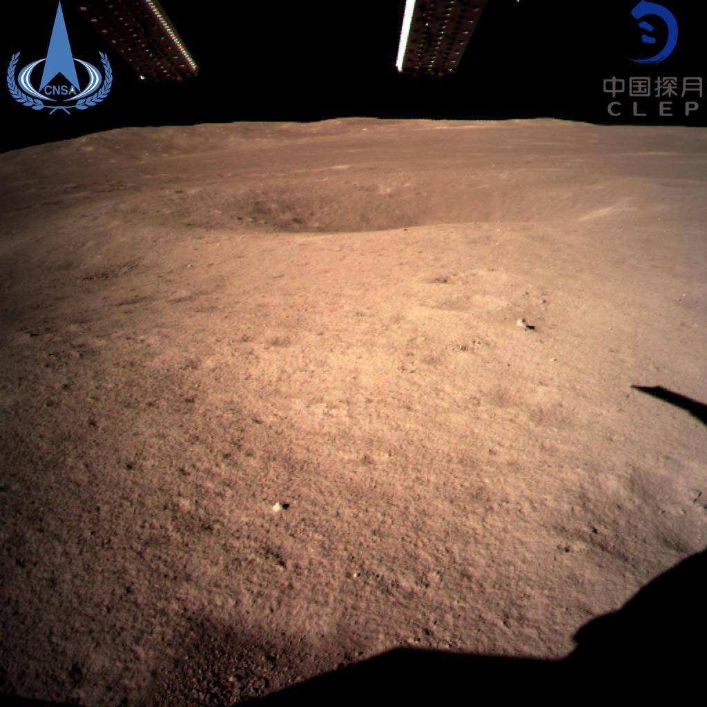 △嫦娥四號著陸器監視相機C拍攝的著陸點南側月球背面圖像，巡視器將朝此方向駛向月球表面。