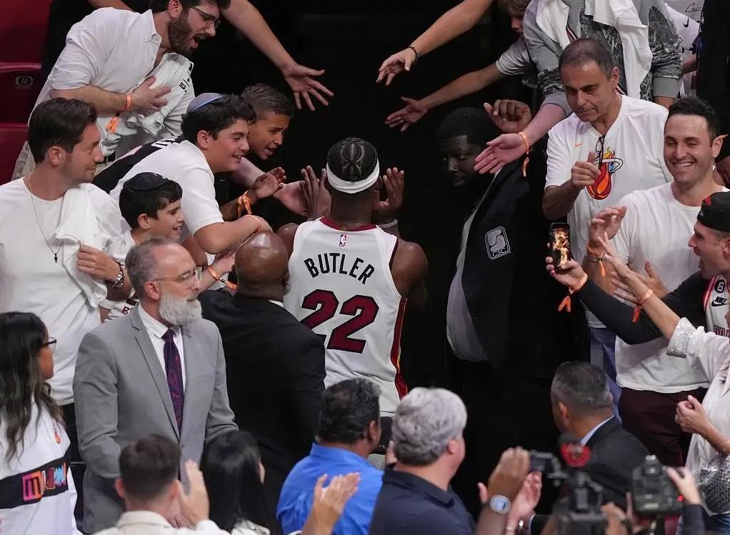 巴特勒率热火主场迎战伦纳德