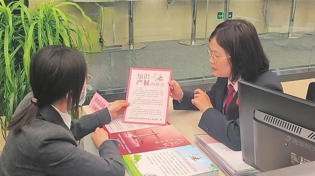 山西转型综改示范区法院的工作人员正在向企业人员讲解知识产权方面的法律知识。 本报记者郝薇摄