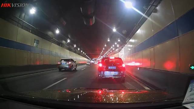 谁说性能车不能越野？这不是一下就骑上去了？