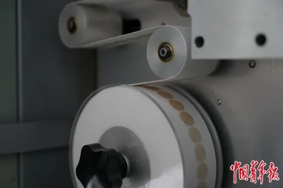 4月13日,內蒙古包頭,包頭市高新區氣象站里定時收集空氣中PM10的試紙。李強 / 攝