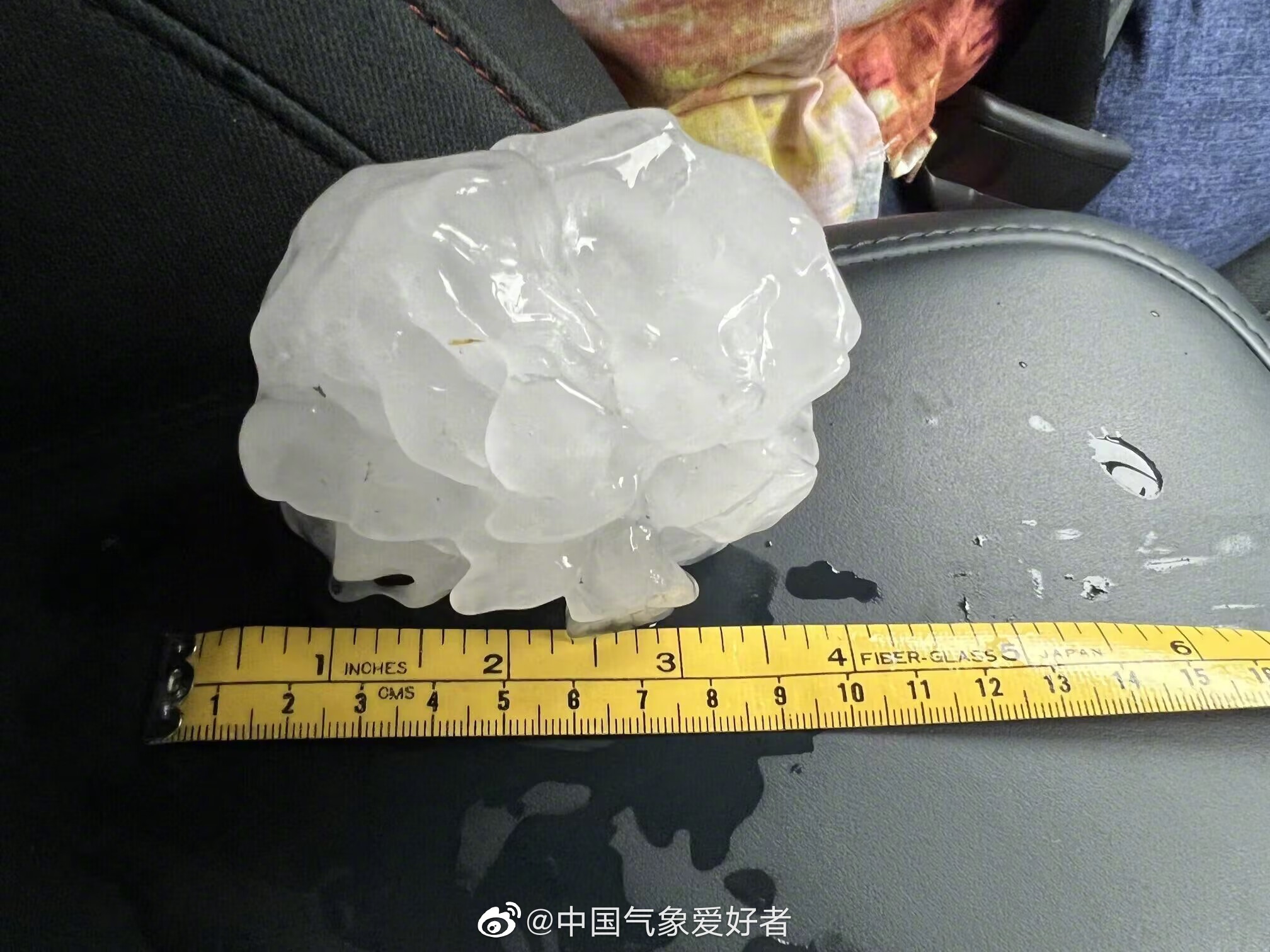 希腊遭特大冰雹袭击,积深半米,去年高温今年冰雹,地...