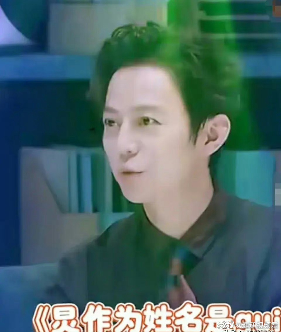 某一年，何炅录快乐大本营迟到2个多小时，在机场睡着了……休闲区蓝鸢梦想 - Www.slyday.coM