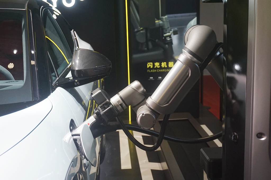 2023年4月19日，上海車展，全球首款量產「閃充機器人」演示為電動汽車進行自動充電。