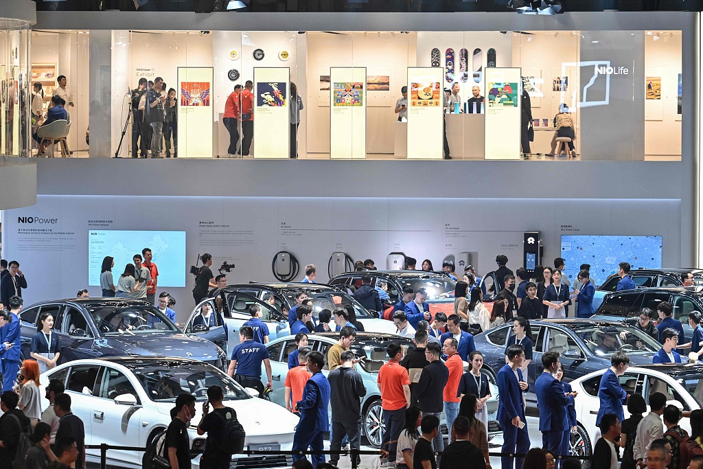 2023年4月18日，上海車展，人們參觀蔚來汽車展台。