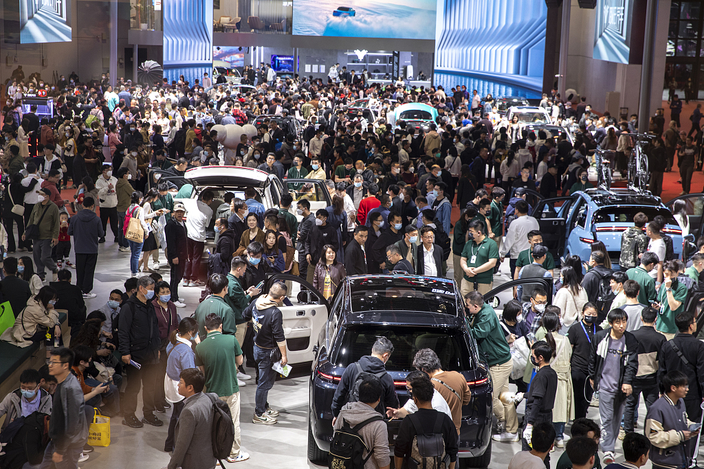 2023年4月24日，上海車展開展第7天，觀眾觀展熱情不減，國產新能源車展台上呈現大客流。