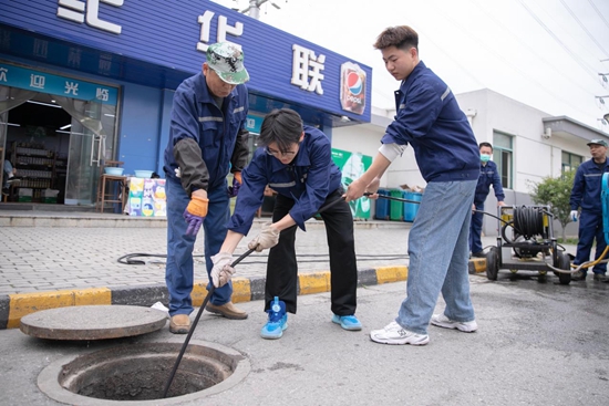    苏州卫生职业技术学院的同学正在体验维修岗的工作，感受劳动的意义。受访者供图