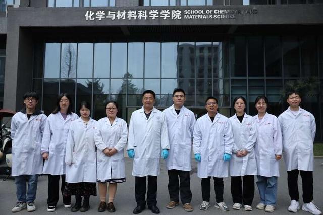 徐铜文课题团队合影。校方供图