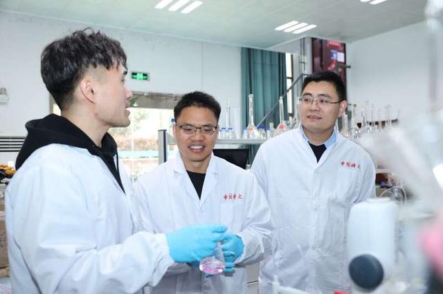 徐铜文课题团队在交流。校方供图