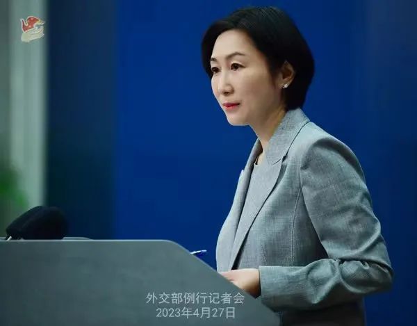 4月27日外交部发言人毛宁主持例行记者会,图源:外交部