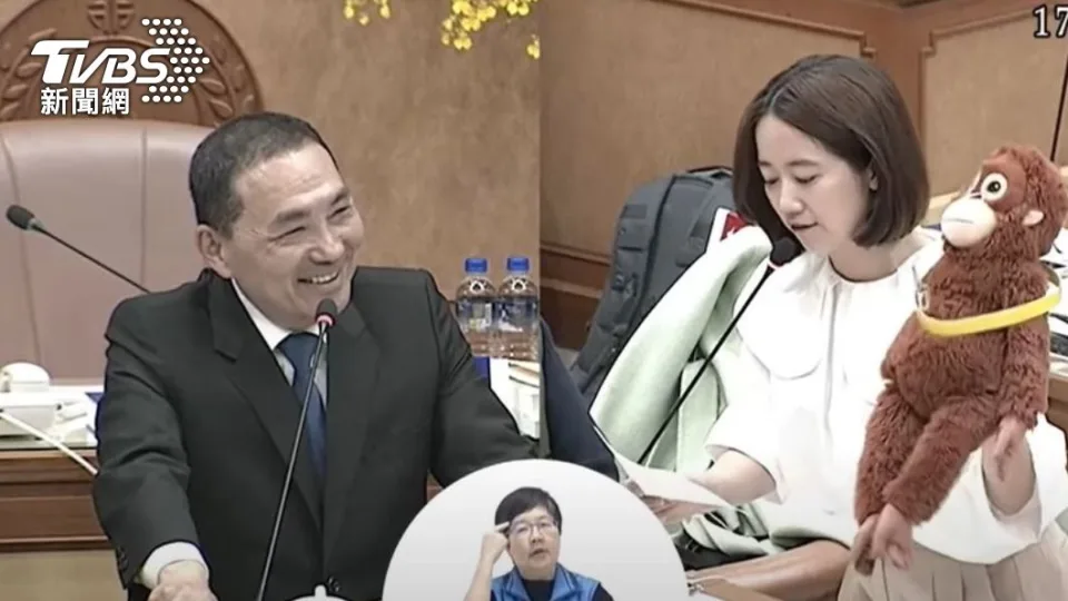 民进党新北市议员戴玮珊(右)送侯友宜一只狒狒玩偶。图自台湾TVBS新闻网