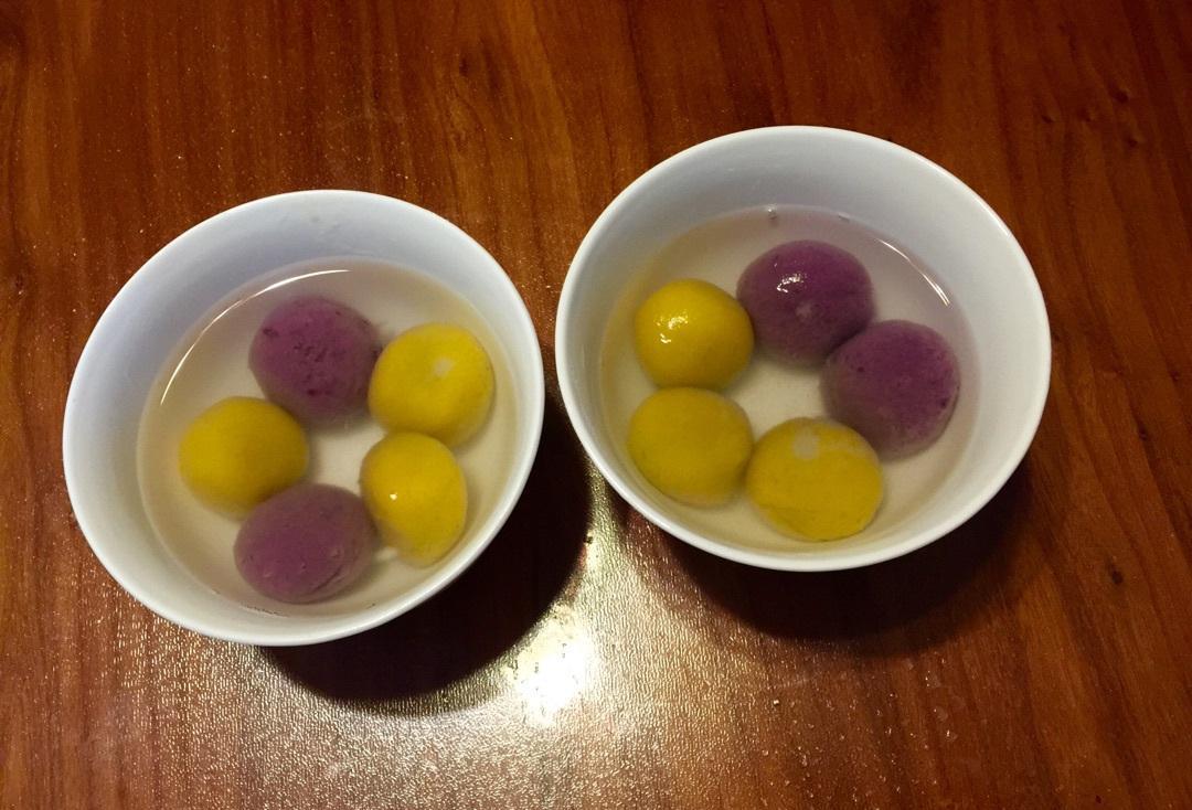 自造花生、鹌鹑蛋葱汤圆，软糯爽口，几口下来超满足用户！