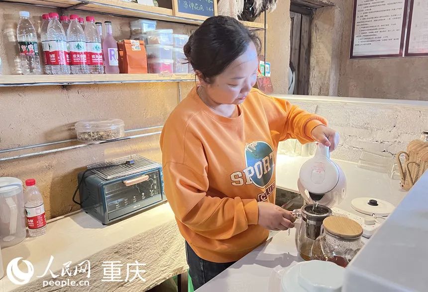 青村茶舍的陈燕正在泡茶。人民网 胡虹 摄