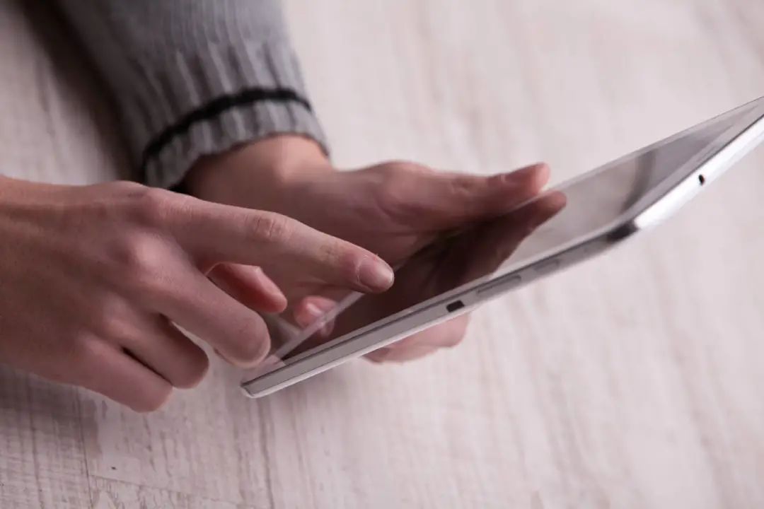 比亚迪、富士康加码,小米套现,鑫信腾IPO前夕股东多空互博,业务下滑毛利低于同行 大客户是股东又为关联方