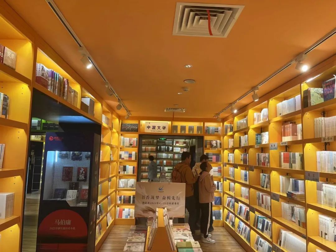 ▲湖北省外文書店，讀者在選購圖書。圖/作者供圖