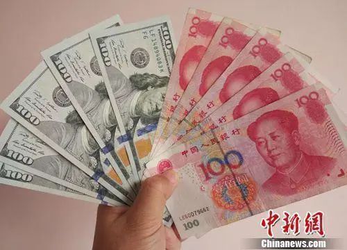 资料图:人民币和美元。中新财经 李金磊 摄