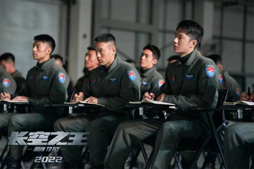 《長空之王》劇照，試飛員在集體聽講，熟悉戰機性能