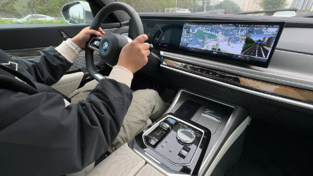 沉浸式开宝马i7，太安静了