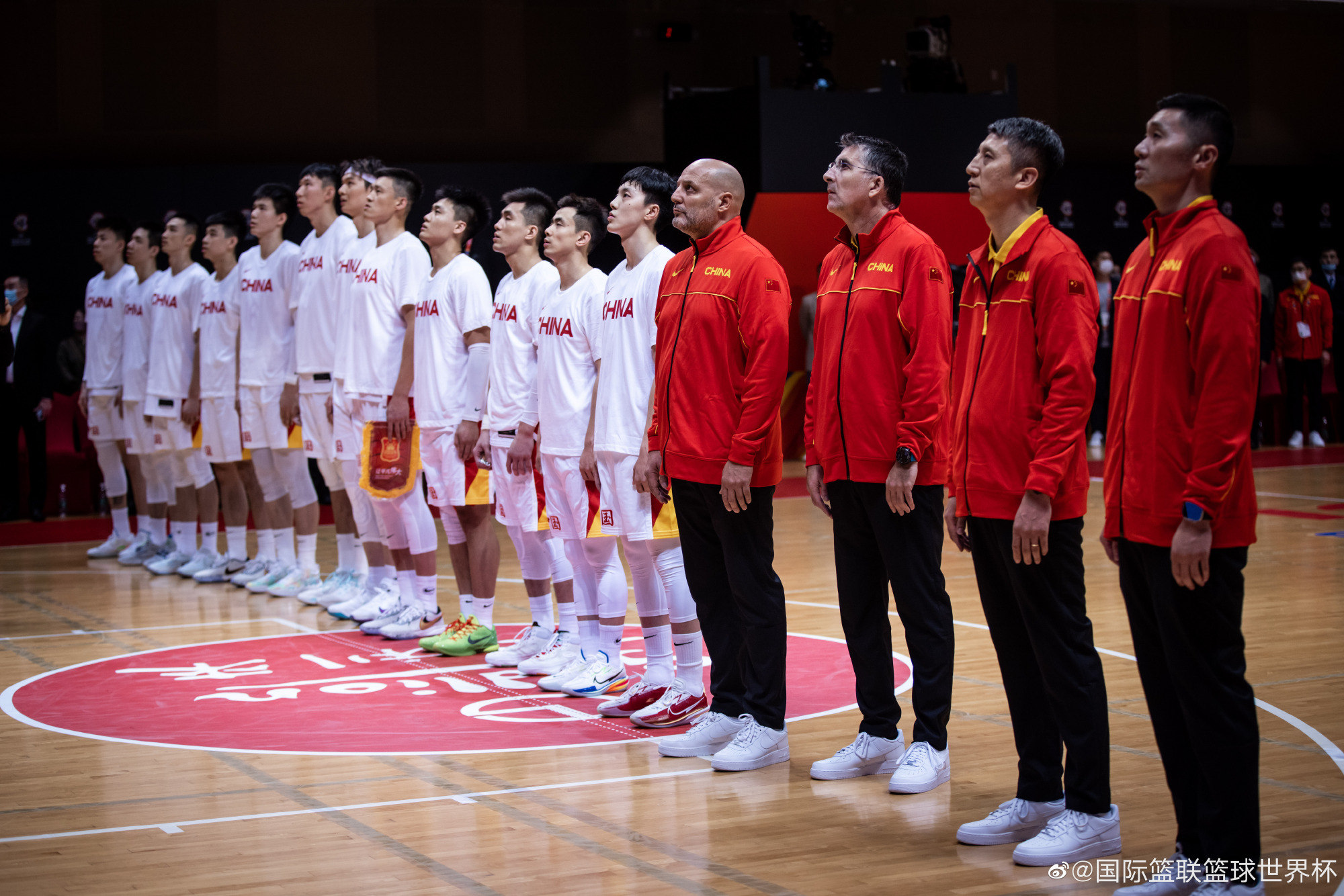 中國男籃的目標是小組出線+拿下巴黎奧運會直通資格。