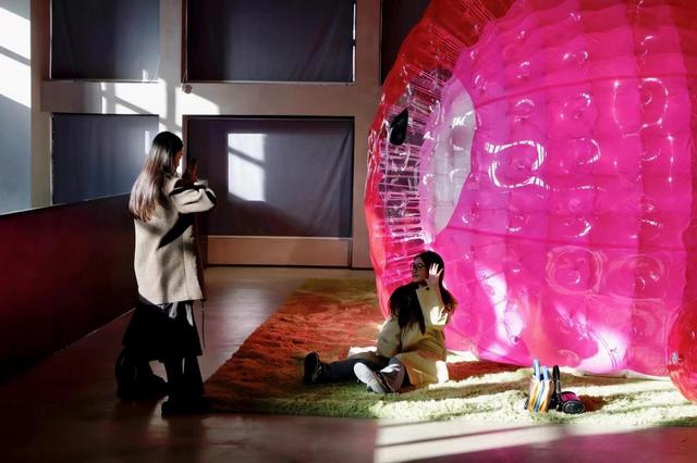 沈水之阳我心向往丨抱抱墙、落日墙、艺术展、博物馆……“五一”氛围在红梅文创园拉满