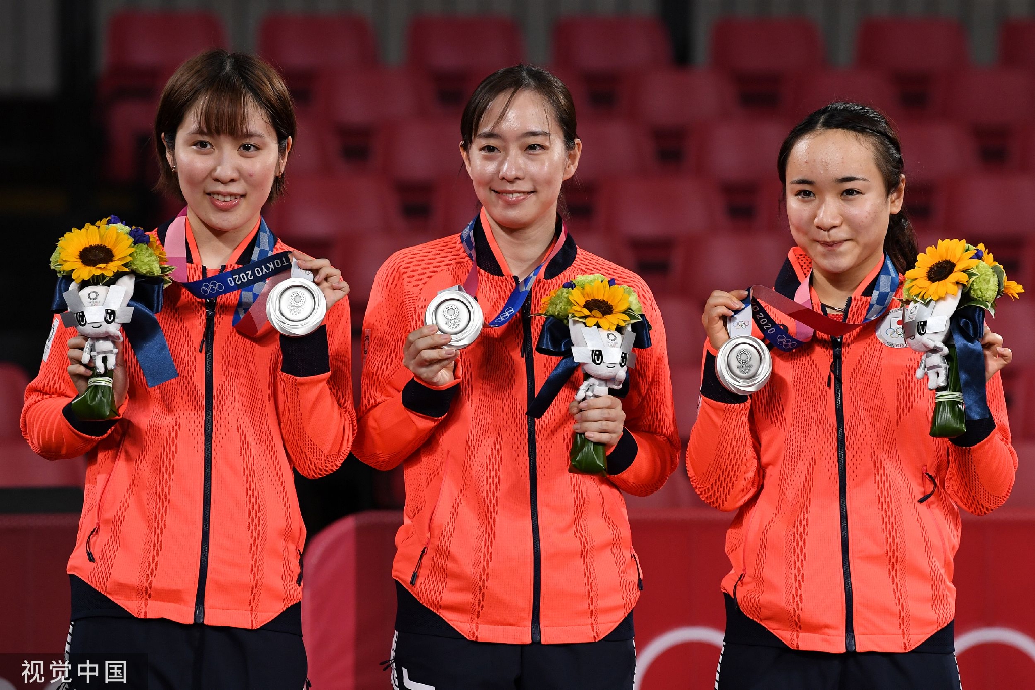 東京奧運會女團決賽，石川佳純（中）和隊友獲得銀牌。