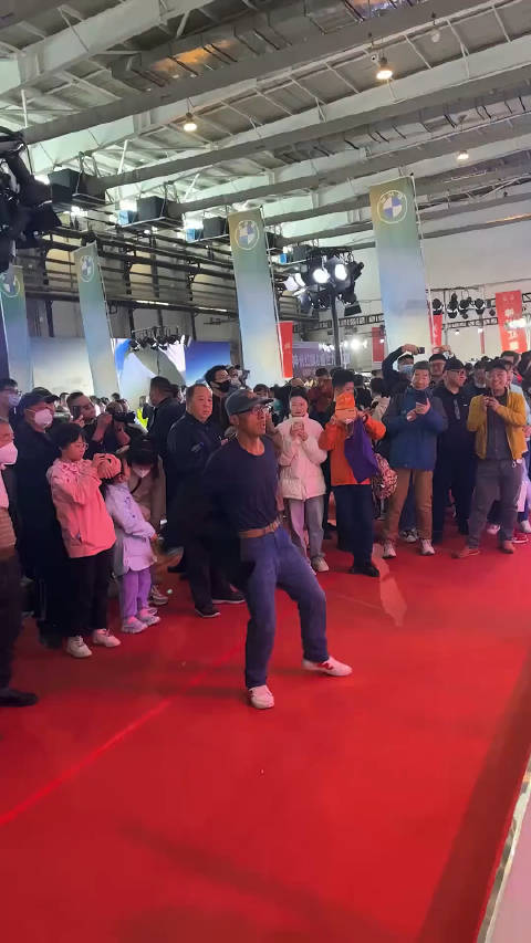5月1日，长春会展中心五一车展，男子展台下热舞