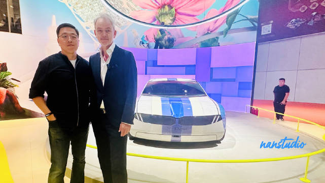 宝马首次在亚洲展示了BMW Dee数字概念车和全彩E Ink版BMW……