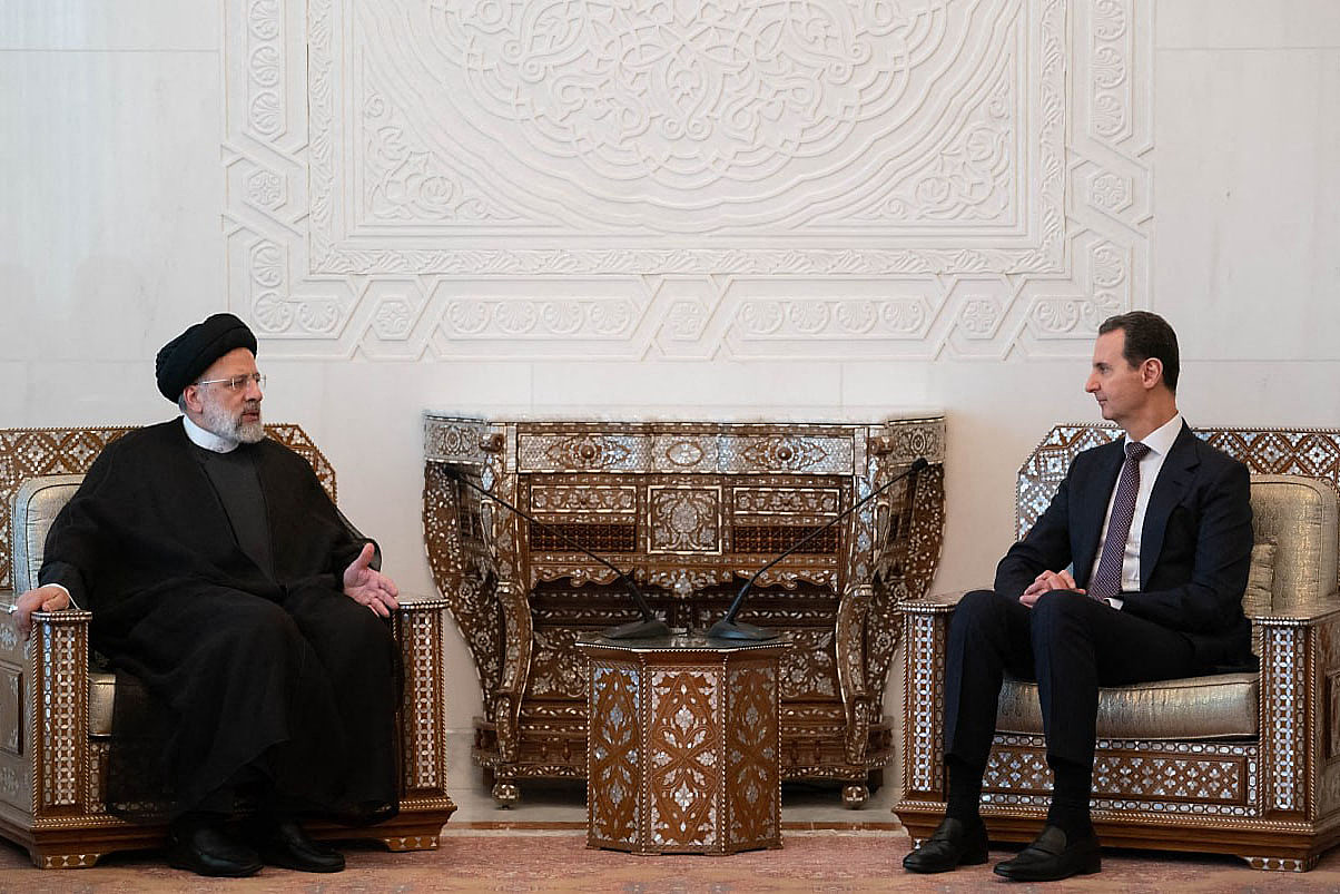 当地时间2023年5月3日，叙利亚大马士革，叙利亚总统巴沙尔·阿萨德和伊朗总统易卜拉欣·莱希（左）会面。图/视觉中国