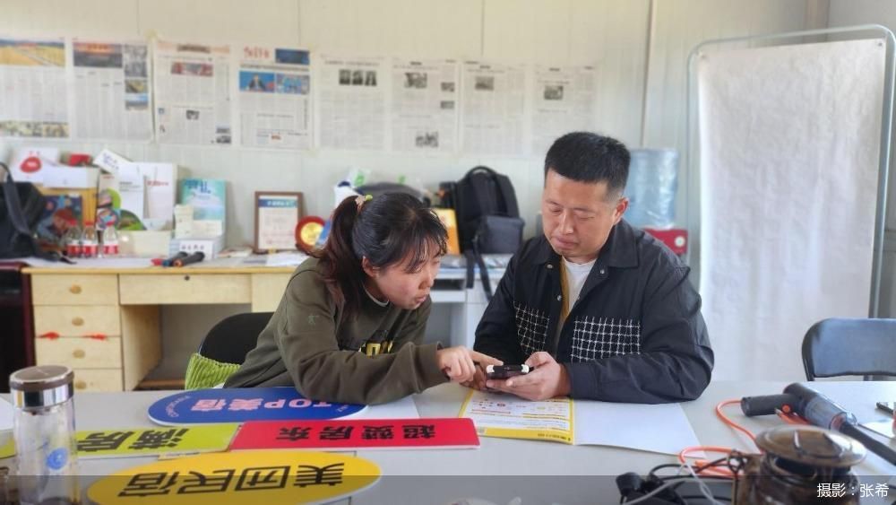 ▲美团民宿销售与刘慧敏交流线上运营。