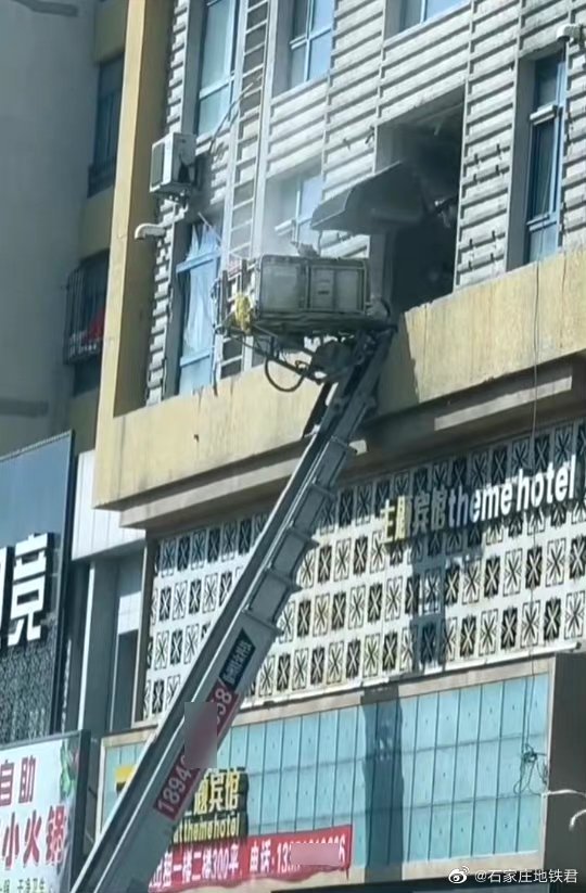 实探哈尔滨私砸承重墙居民楼现场：200多户居民紧急撤离住酒店，楼栋鉴定正在进行
