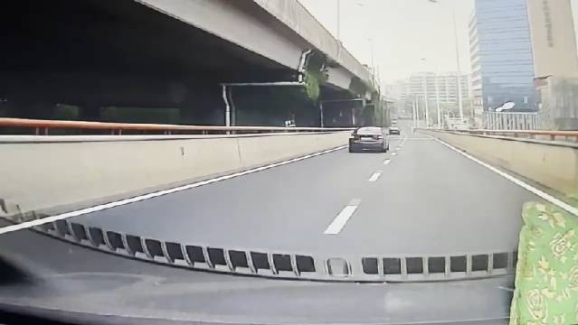 随着特斯拉白菜价后，我碰到了很多马路杀手……