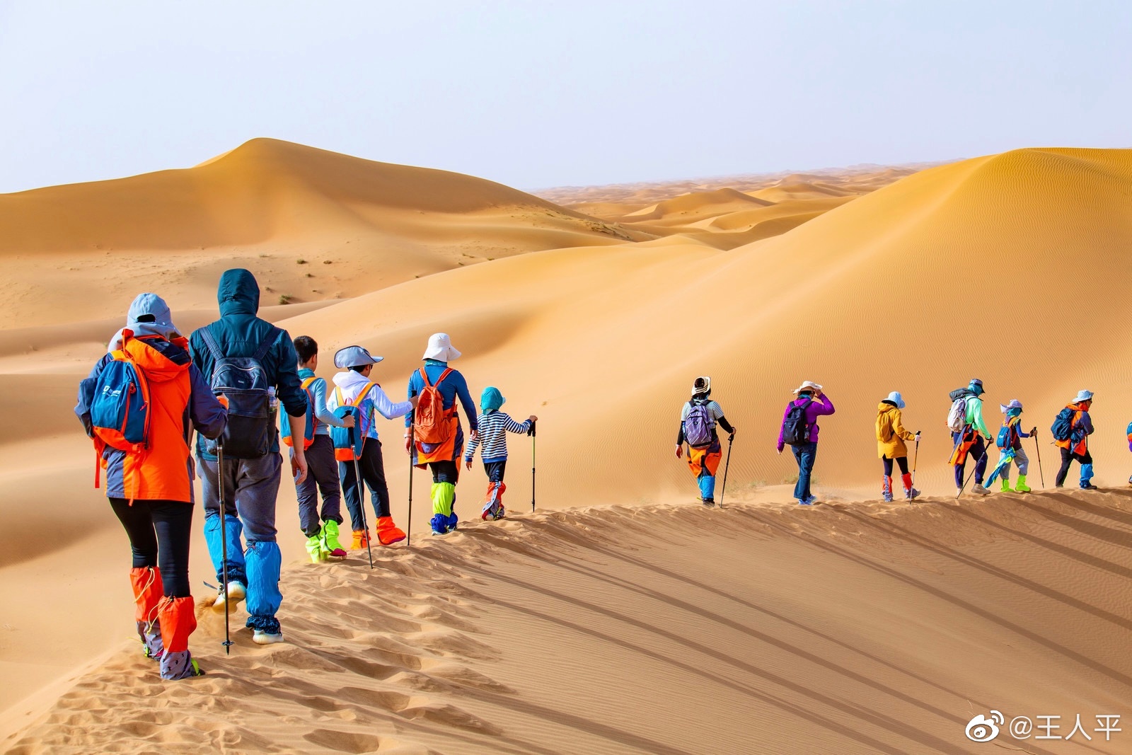 内盖夫沙漠风景迷航中的独行徒步者 库存照片. 图片 包括有 沙漠, 内盖夫, 火山口, 贫瘠, 女性, 横向 - 171775654