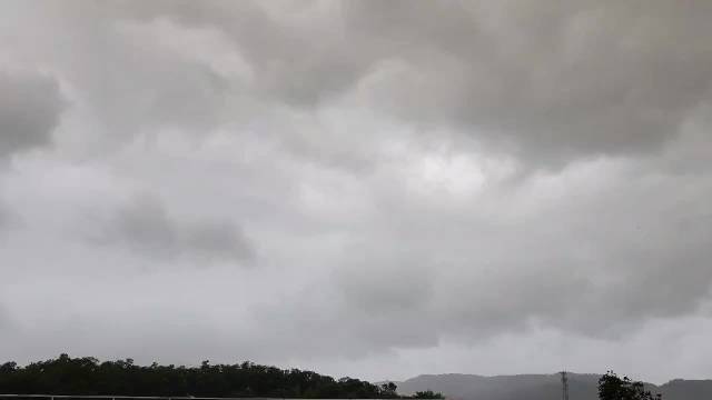 雷雨即将来袭，大家尽快到安全的室内和汽车内躲避……