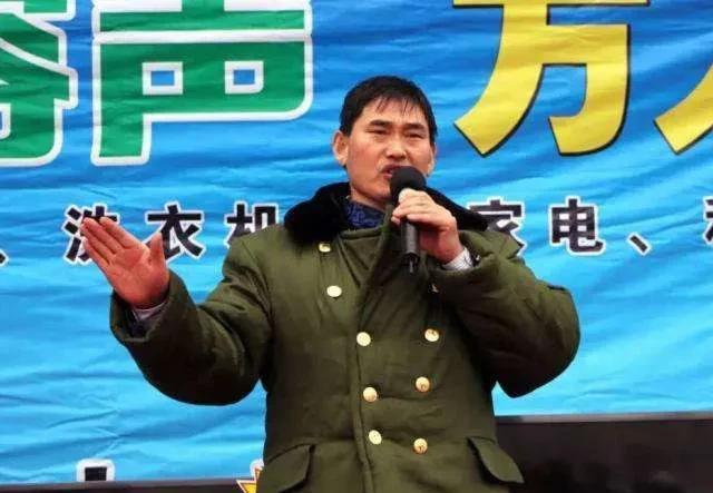 大衣哥在青州商演,被观众扔石头后继续演唱,保安急忙护驾休闲区蓝鸢梦想 - Www.slyday.coM 大衣哥在青州商演,被观众扔石头后继续演唱,保安急忙护驾休闲区蓝鸢梦想 - Www.slyday.coM