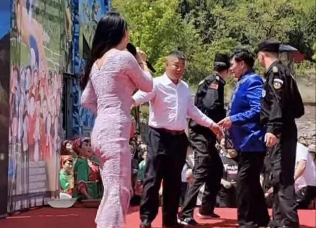 大衣哥在青州商演,被观众扔石头后继续演唱,保安急忙护驾休闲区蓝鸢梦想 - Www.slyday.coM 大衣哥在青州商演,被观众扔石头后继续演唱,保安急忙护驾休闲区蓝鸢梦想 - Www.slyday.coM