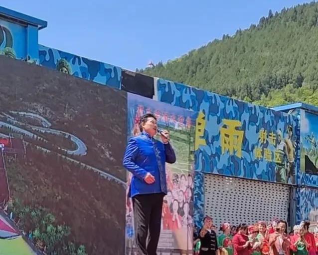 大衣哥在青州商演,被观众扔石头后继续演唱,保安急忙护驾休闲区蓝鸢梦想 - Www.slyday.coM 大衣哥在青州商演,被观众扔石头后继续演唱,保安急忙护驾休闲区蓝鸢梦想 - Www.slyday.coM