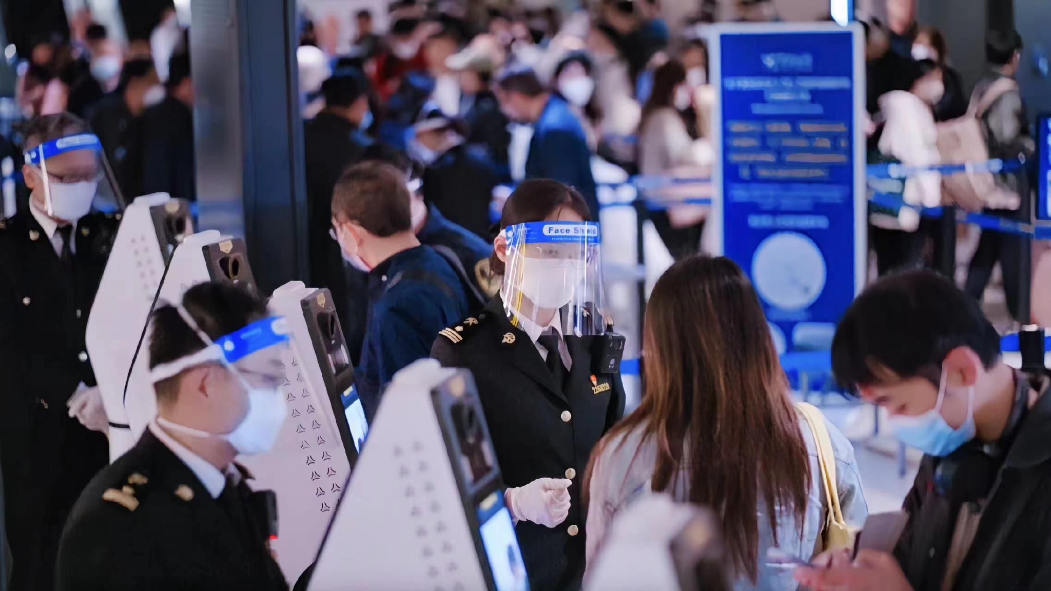 上海虹桥机场复航后迎来首次出入境客流高峰